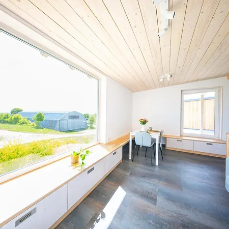 Am Flugplatz, Umgeben Von