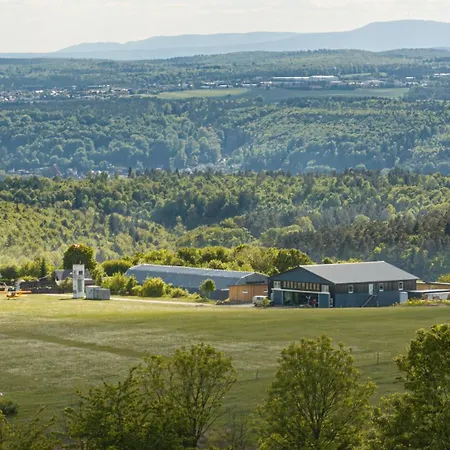 Am Flugplatz, Umgeben Von Kuhndorf
