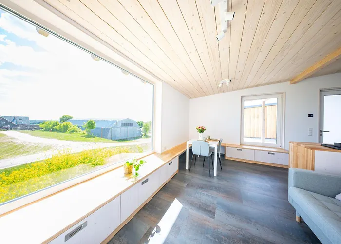 Am Flugplatz, Umgeben Von