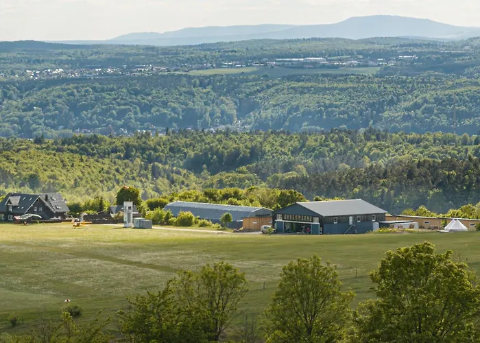 Am Flugplatz, Umgeben Von Kuhndorf